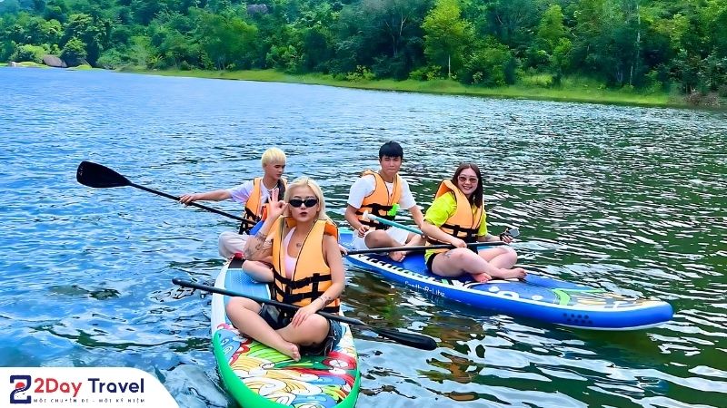 Trải nghiệm chèo SUP siêu chill tại ZCamp giữa thiên nhiên trong lành.