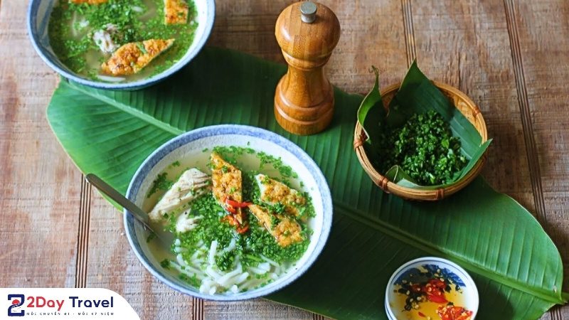 Tô bánh canh Phú Yên nổi bật với sắc xanh hành lá và chả cá vàng ruộm hấp dẫn.