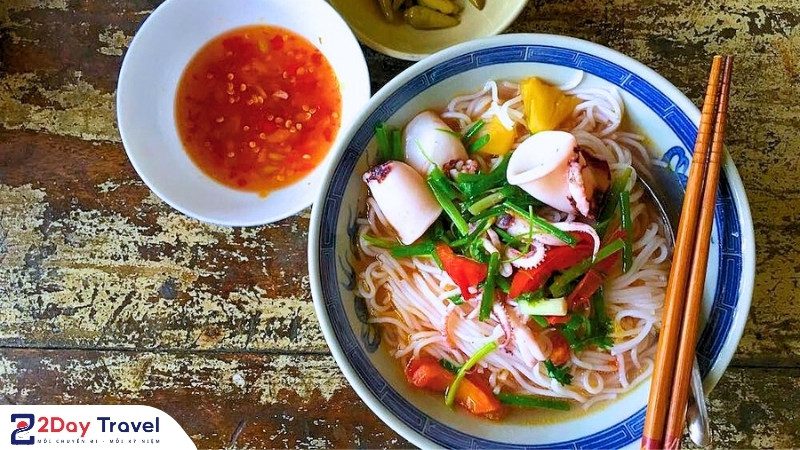 Tô bún mực Phú Yên với mực sữa tươi ngon, rau xanh và nước dùng trong ngọt đậm đà.