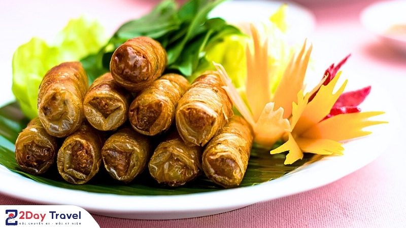 Chả dông Phú Yên – đặc sản chế biến từ thịt dông đồng nướng giòn vàng, thơm lừng, ăn kèm rau sống.