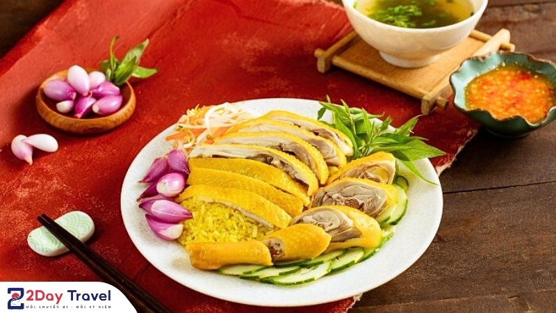 Cơm gà Phú Yên – Món ăn dân dã trứ danh với thịt gà ta thơm ngon và cơm vàng óng dẻo mềm.