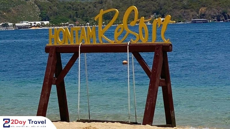 Tour du lịch Hòn Tằm Nha Trang – Check-in tại xích đu gỗ nổi tiếng sát biển xanh.