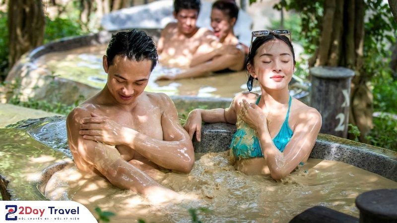 Tắm bùn khoáng ngoài trời tại Hòn Tằm – trải nghiệm thư giãn trong tour 3 đảo Nha Trang