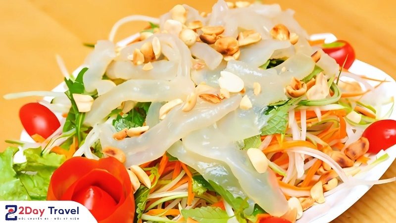 Gỏi sứa đầm Ô Loan Phú Yên – món ngon mùa hè với vị giòn mát, chua ngọt và đậm đà hương biển.