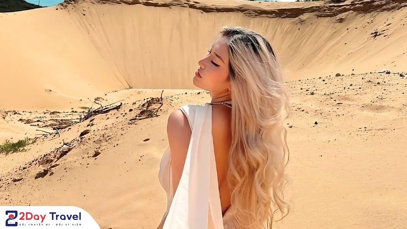 Check-in đồi cát vàng khi tham gia tour kết hợp Quy Nhơn - Phú Yên