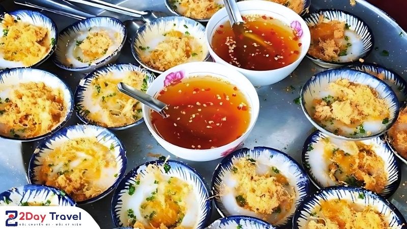 Bánh bèo chén Phú Yên – bánh nhỏ xinh, nhân tôm đậm đà, ăn kèm nước mắm chua ngọt hấp dẫn.