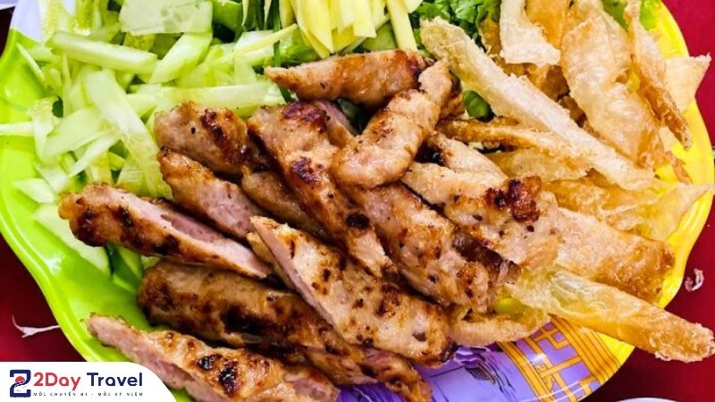 Nem nướng Phú Yên – đặc sản khu ẩm thực Nguyễn Huệ, ăn kèm bánh tráng, rau sống và nước chấm đậm đà.