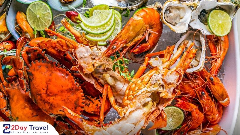 Bữa tiệc hải sản tươi sống tại Nha Trang với tôm hùm, cua, hàu và sò