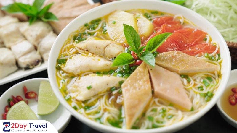 Bún cá Nha Trang – món ngon trứ danh với nước dùng thanh ngọt và cá tươi đậm vị.