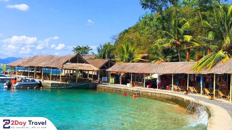 Khung cảnh yên bình bên bờ biển với những mái lá đơn sơ và nước biển trong xanh tại Con sẻ tre nha trang