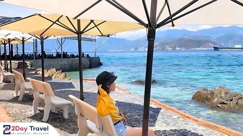 Ngồi thư giãn dưới bóng dù, ngắm biển xanh trong veo và cảm nhận gió nhẹ lướt qua