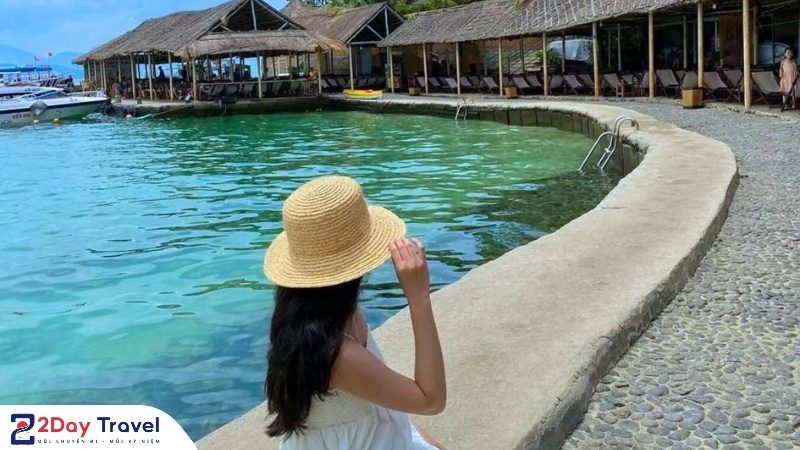 Khoảnh khắc yên bình bên hồ nước biển trong xanh tại Con Sẻ Tre, lý tưởng cho kỳ nghỉ thư giãn