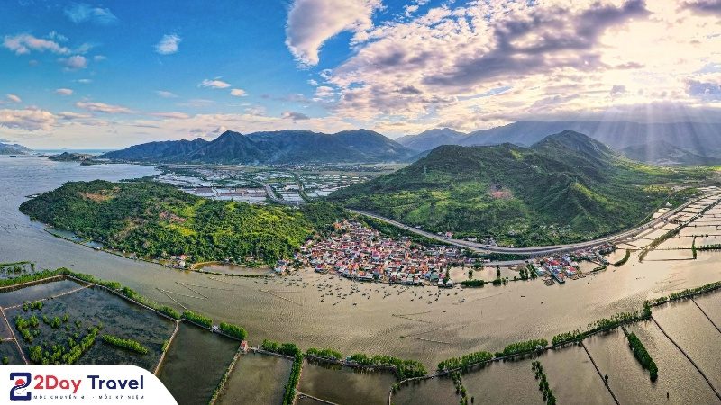 Toàn cảnh đầm Nha Phu nhìn từ trên cao – thắng cảnh thiên nhiên nổi bật của Nha Trang