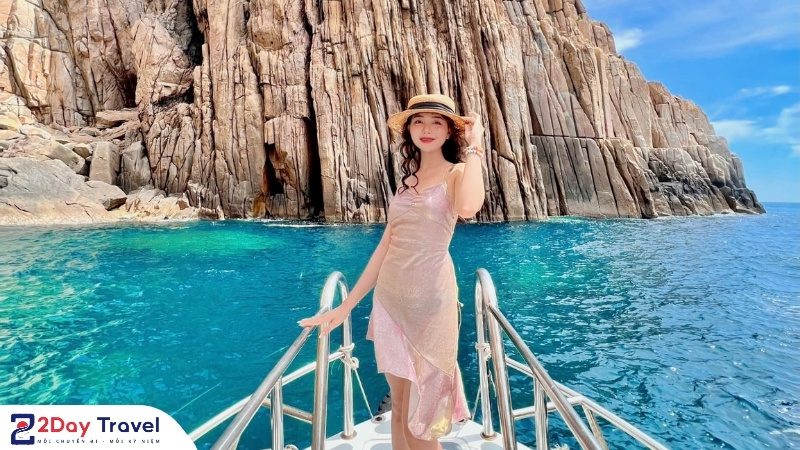 Đảo Bình Hưng – thiên đường biển xanh kỳ vĩ trong các tour khám phá đảo Nha Trang.