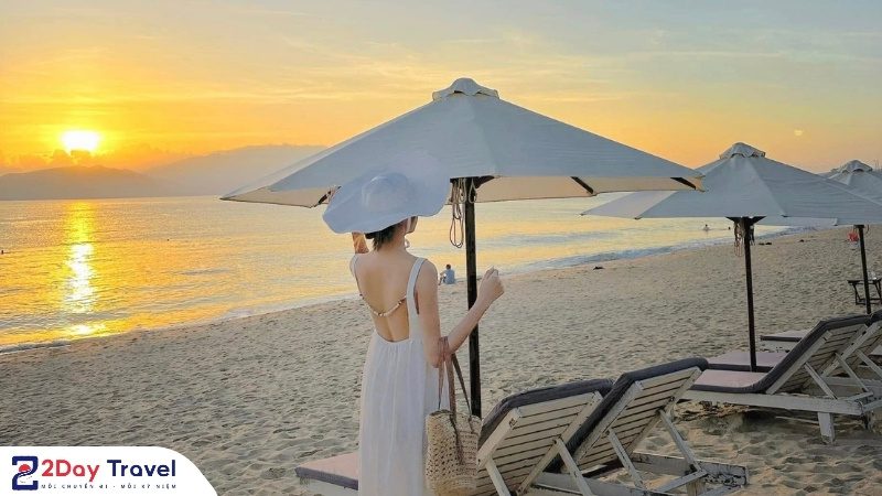 Du lịch tự túc hay đi tour – trải nghiệm hoàng hôn lãng mạn trên bãi biển.