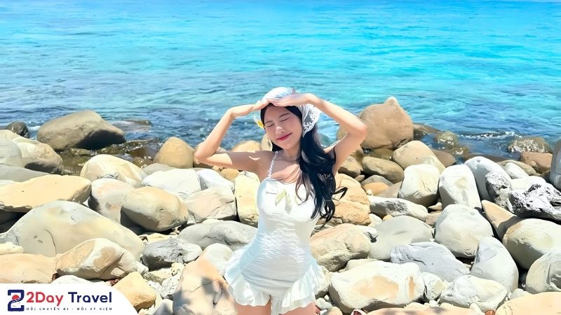 Check-in tại bãi đá và vịnh biển xanh trong tuyệt đẹp ở Nha Trang – điểm đến nổi bật trong các gói tour Nha Trang được giới trẻ yêu thích.