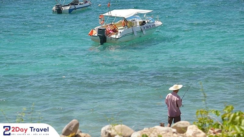 Hoạt động câu cá giải trí – mồi, thuyền đều có sẵn, chỉ cần bạn mang theo một tâm hồn “rảnh rỗi để chill”.