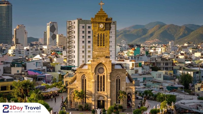 Nhà Thờ Đá – Biểu tượng kiến trúc tôn giáo độc đáo, thường xuất hiện trong các gói tour Nha Trang.