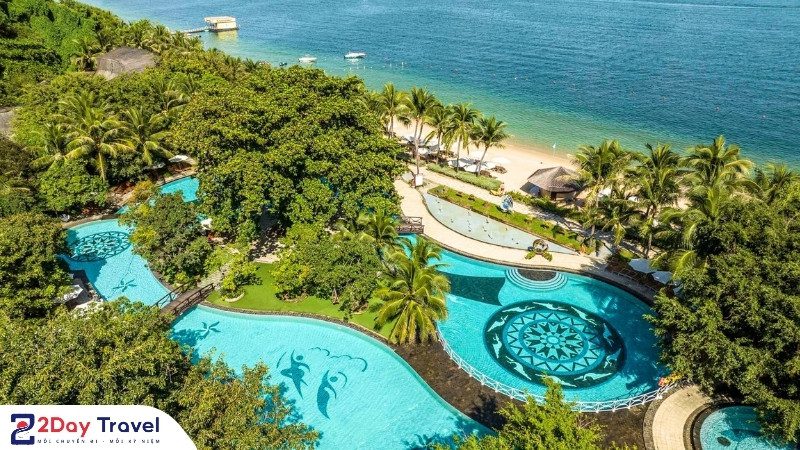 Toàn cảnh khu nghỉ dưỡng Hòn Tằm xanh mát – điểm dừng trong tour 3 đảo VIP Nha Trang.