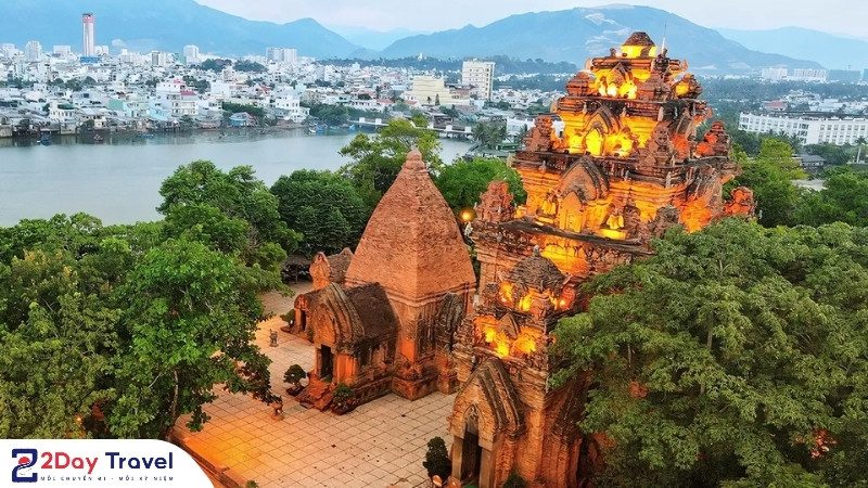 Tháp Bà Ponagar Nha Trang rực rỡ ánh đèn về đêm – Biểu tượng văn hóa Chăm