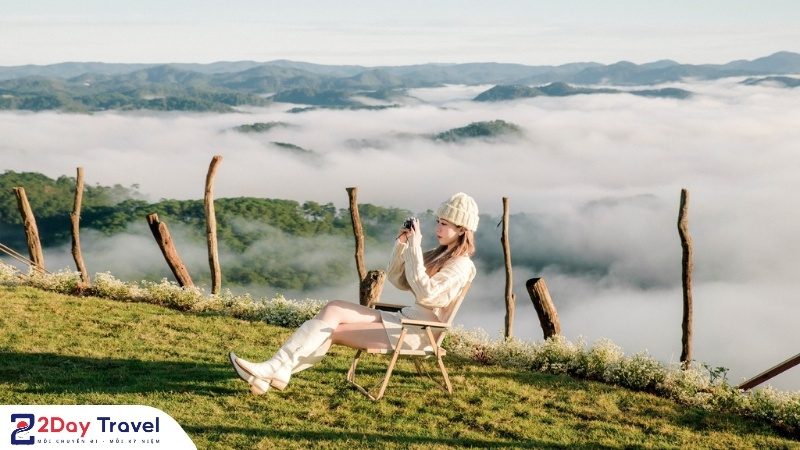 Ngắm biển mây bồng bềnh trên đồi cao Đà Lạt lúc sáng sớm.