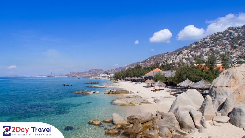 Biển xanh cát trắng tại khu du lịch Cà Ná