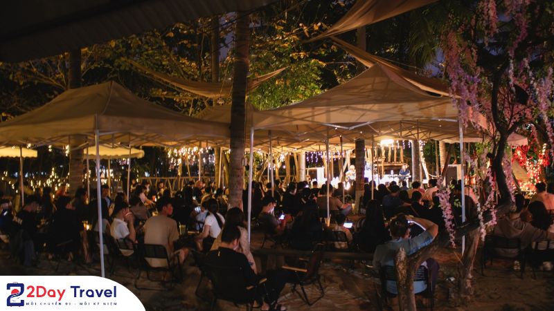 Khách hàng trải nghiệm âm nhạc mỗi tối cuối tuần tại Nhà Ven Sông