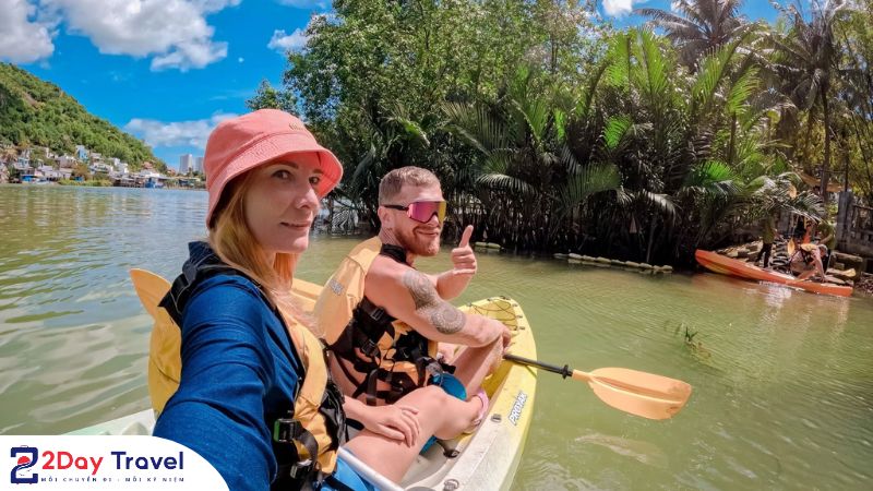 Trải nghiệm hoạt động chèo thuyền Kayak trên sông