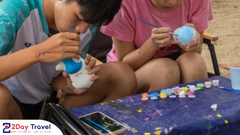 Các bé trải nghiệm hoạt động tô tượng tại Nhà Ven Sông