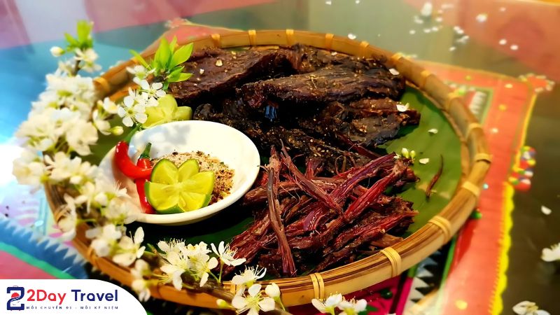 Ẩm thực bản Áng - thịt trâu gác bếp