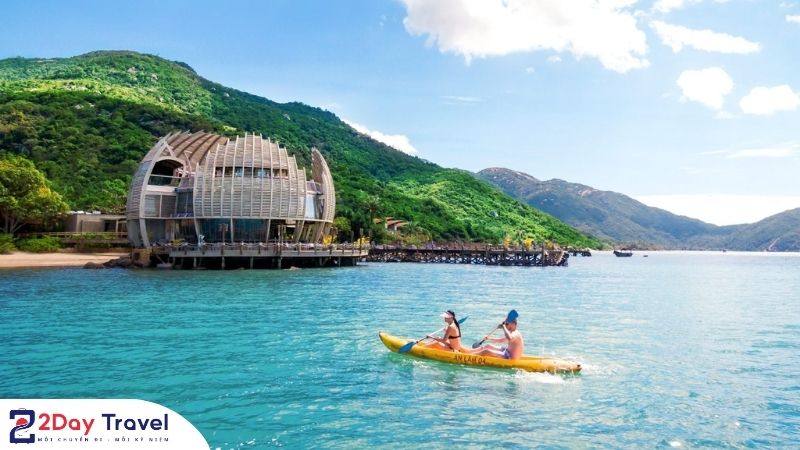 Chèo thuyền kayak giữa vịnh yên ả tại An Lâm Retreats Ninh Vân Bay