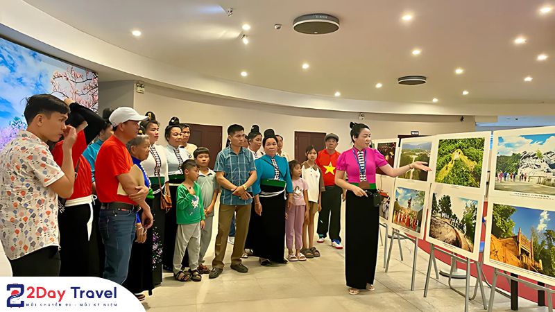 Khách tham quan triển lãm ảnh tại Bảo tàng Chiến thắng lịch sử Điện Biên Phủ