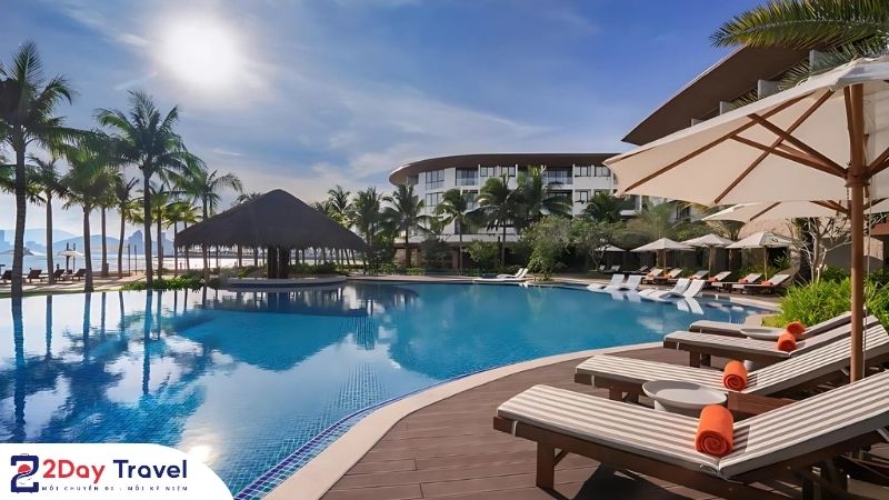 Hồ bơi vô cực & khu vực thư giãn ngoài trời tại Boma Resort Nha Trang