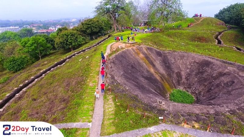 Khách tham quan đồi A1 tại chiến trường Điện Biên Phủ