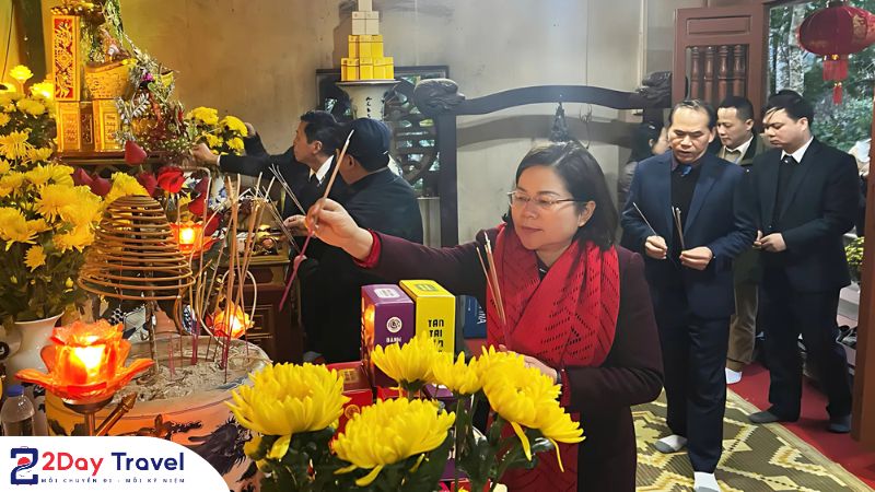 Khách đến dâng hương tại đền An Mạ