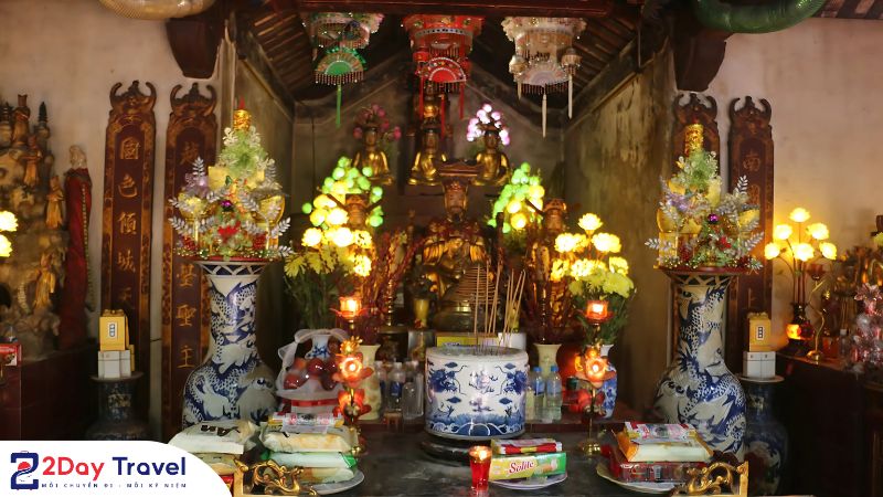 Bàn thờ cúng tại Đền An Mạ