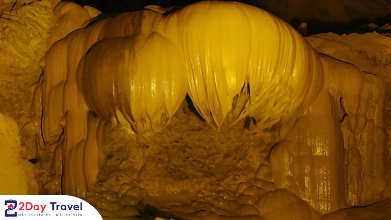 Đài sen úp ngược - "báu vật" bên trong động Ngườm Ngao