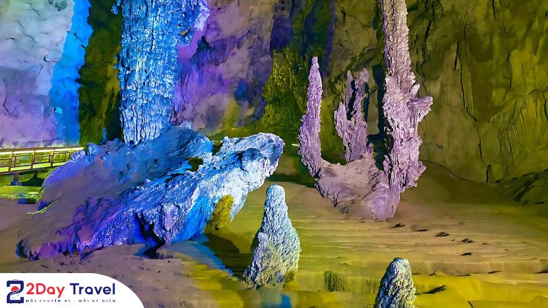Vẻ đẹp kỳ vĩ kết hợp với ánh sáng kỳ ảo của thạch nhũ bên trong động Ngườm Ngao