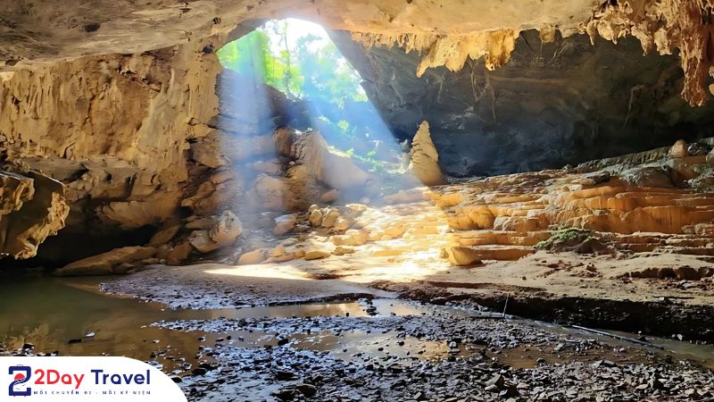 Trải nghiệm thiên nhiên hoang sơ tại động Ngườm Ngao