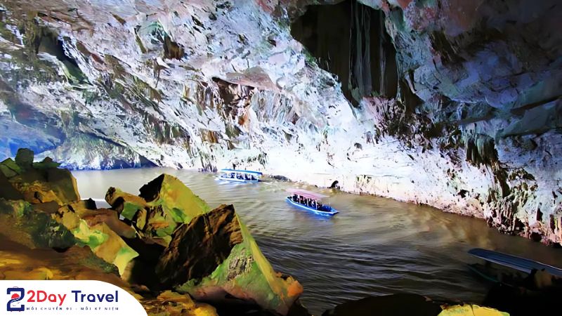 Du thuyền khám phá Động Puông