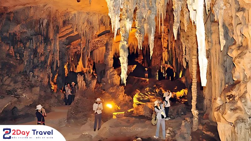 Du khách đến tham quan Động Puông