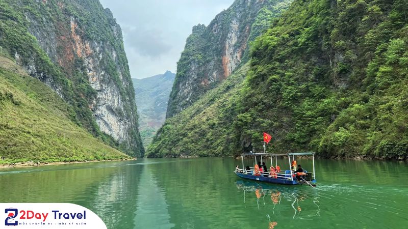 Trải nghiệm chèo thuyền tại sông Nho Quế