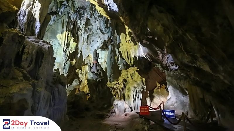 Khám phá bên trong hang Pác Bó