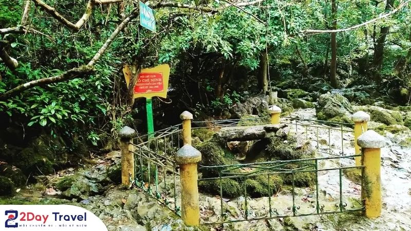 Bàn Đá - nơi Bác Hồ làm việc tại Pác Bó