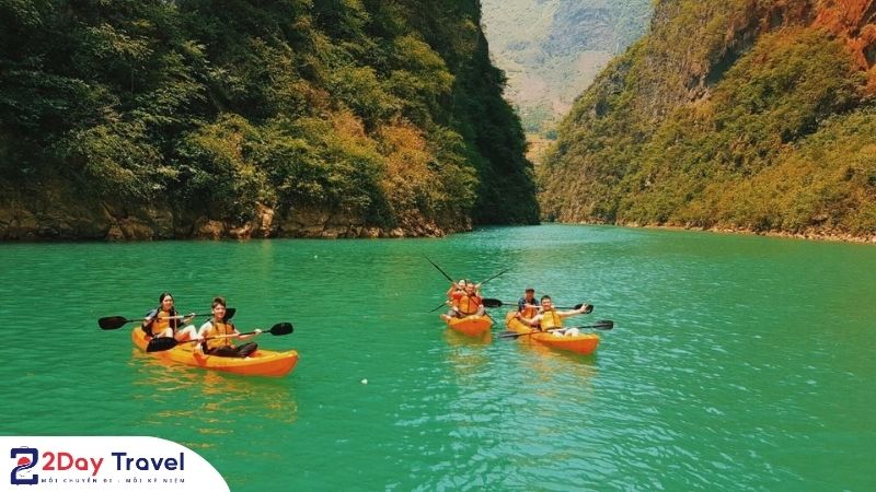 Chèo thuyền tại hẻm vực Tu Sản