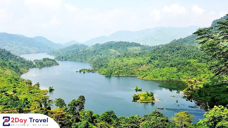 Hồ Ba Bể - viên ngọc xanh giữa núi rừng