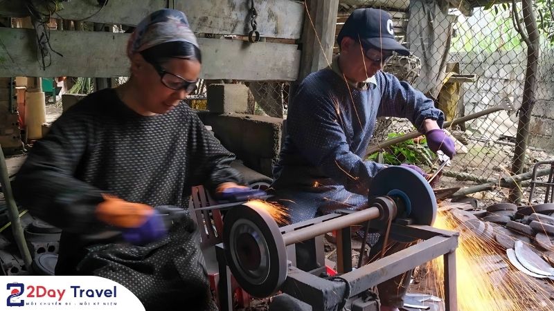 Các công đoạn làm nên một sản phẩm tại làng rèn Phúc Sen đòi hỏi sự tỉ mỉ