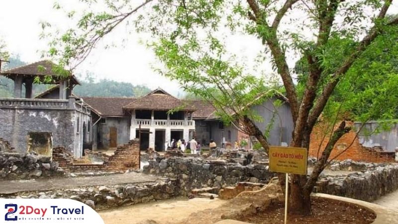 Du khách đến tham quan di tích nhà tù Sơn La