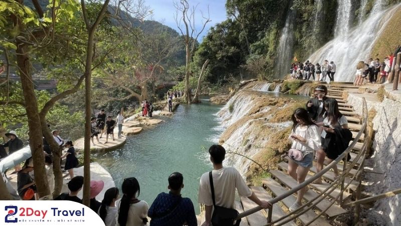 Du khách tham quan Thác Dải Yếm Mộc Châu 