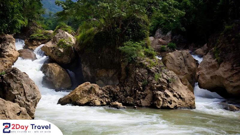 Vẻ đẹp hùng vĩ và hoang sơ của Thác Đầu Đẳng
